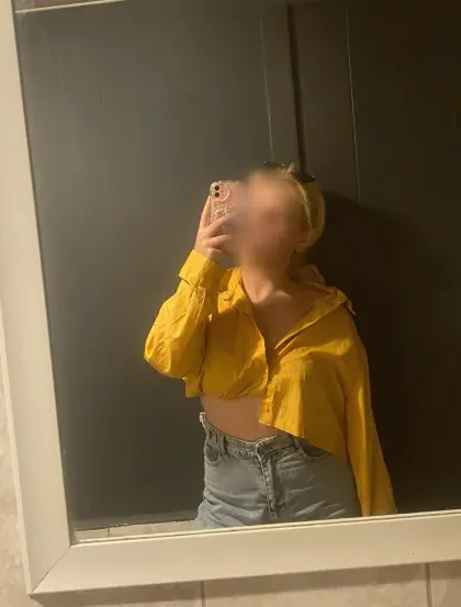 Daniela, 23