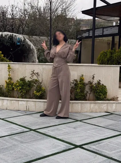 Manuela, 34