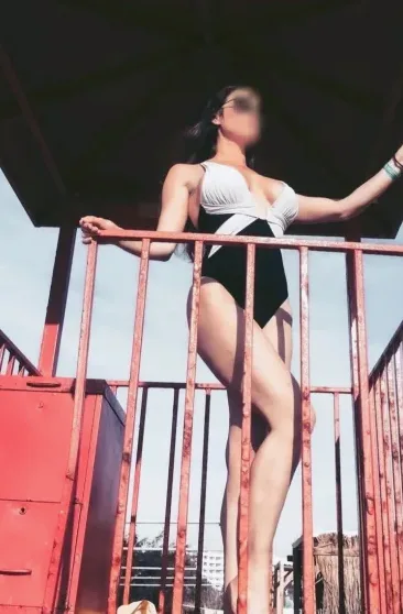Manuela, 39
