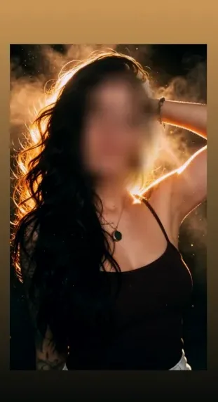 Manuela, 37