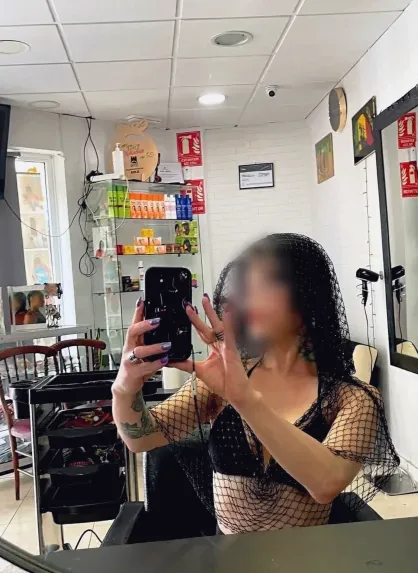 Sabrina, 33
